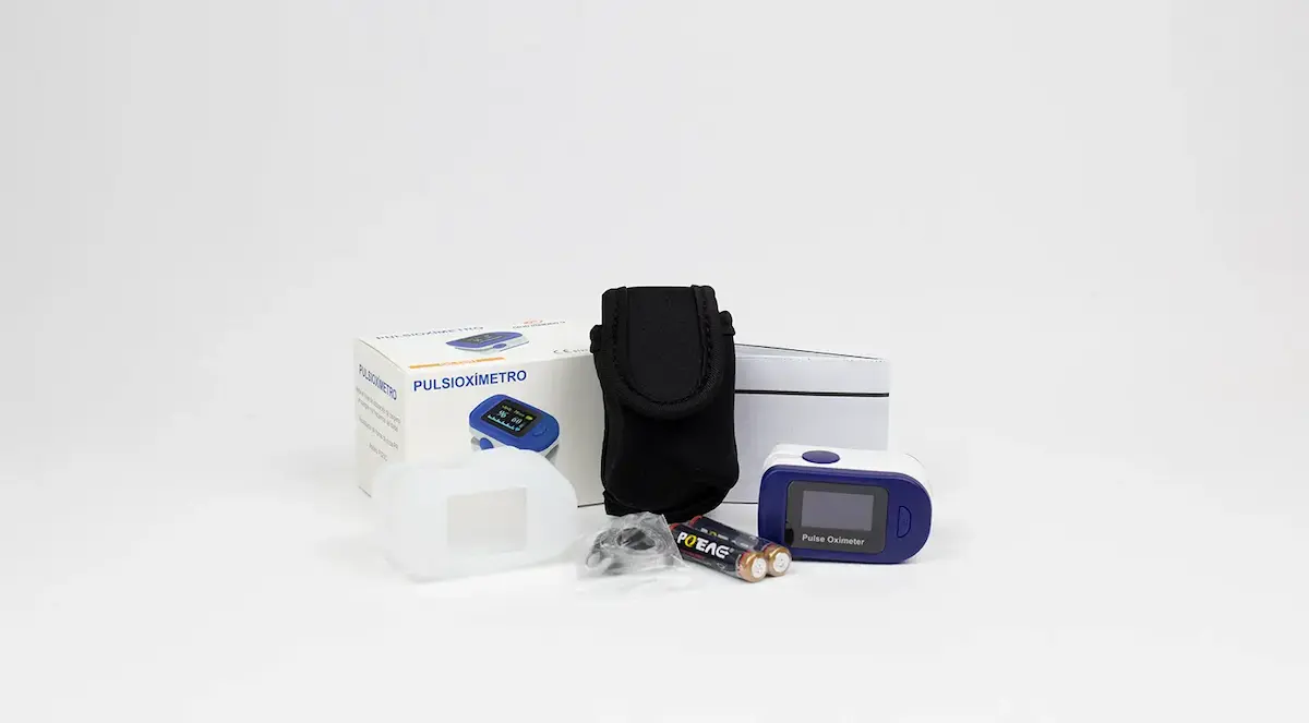 Pulsioxímetro de dedo azul y blanco con funda, protector de silicona y dos pilas AAA